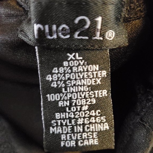 Halter Style Top in Black - Picture 5 of 5